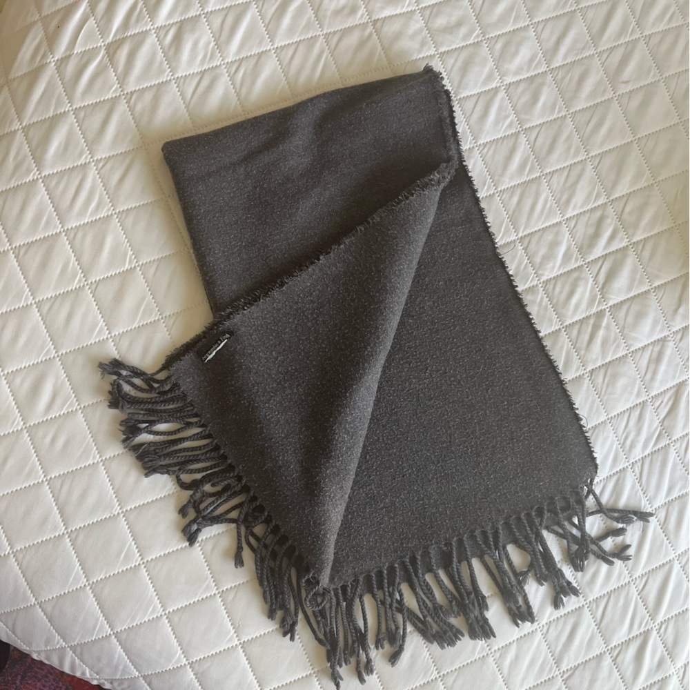 Abercrombie Fringed Scarf in Grey